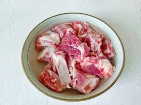 排骨用冷水浸泡出血水。