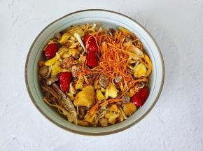 菌菇冷水洗净浸泡五分钟