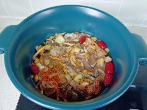 排骨，菌菇冷水放入锅里