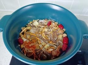 排骨，菌菇冷水放入锅里