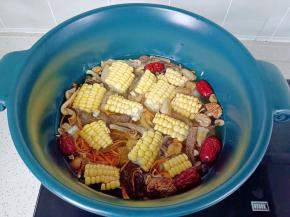 玉米也一起放锅里，开大火煮开炖45分钟