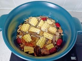 玉米也一起放锅里，开大火煮开炖45分钟