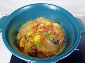 加盐调味，撒枸杞炖五分钟，放葱花即可。