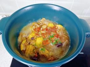 加盐调味，撒枸杞炖五分钟，放葱花即可。