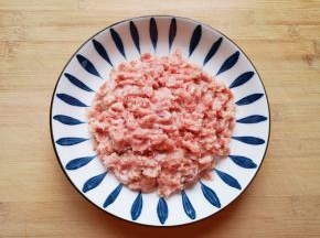 准备好肉馅。