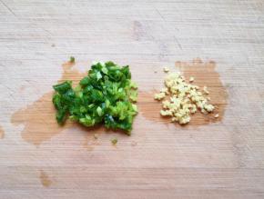 生姜和小葱分别切成碎末。