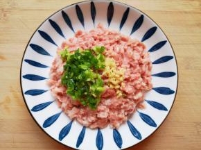 加入肉馅里面搅拌均匀。