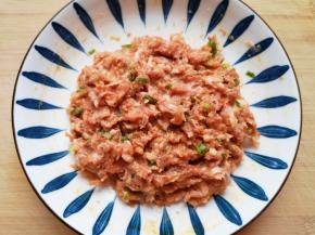 加入料酒、红烧酱油和蚝油搅拌均匀。