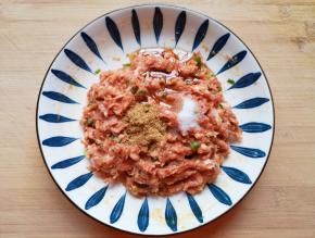 放盐、十三香和香油搅拌均匀。