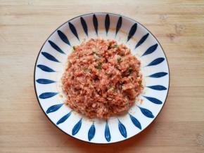 肉馅完成，静置一会儿备用。