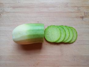 水果萝卜去皮洗干净，切成片。