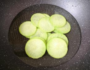 锅里放水烧开，加入一点点盐，下入萝卜片焯水至变软。