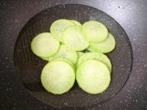 锅里放水烧开，加入一点点盐，下入萝卜片焯水至变软。