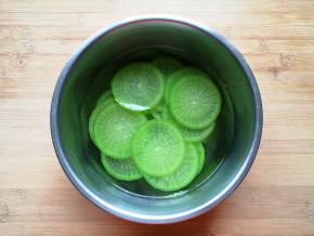 焯过水的萝卜片过凉水，然后捞出，用厨房用纸吸干表面水分备用。