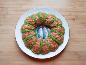 依次做完所有的萝卜片，摆在盘子里，中间位置空出来。