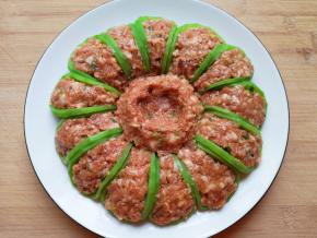 将剩下的肉馅放在盘子中间，用勺子压一个小窝出来（如图）。