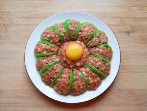 打入一个蛋黄。