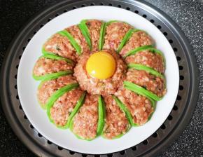 锅里放水烧开，将盘子放在篦子上，大火烧开以后转中火蒸15分钟关火。