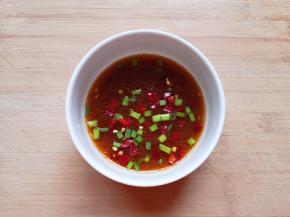 蒸好后将盘子取出，把萝卜酿肉里面的汤汁倒在小碗里，加入切碎的干红辣椒和葱花，再加入生抽和米醋，调成料汁。