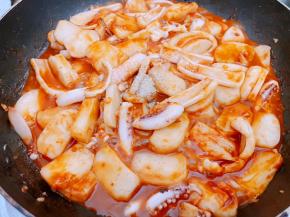 加入白糖和孜然粉翻炒至年糕软糯即可