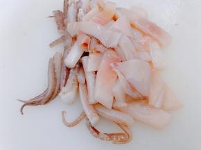 改刀成小条放点料酒抓匀去腥
