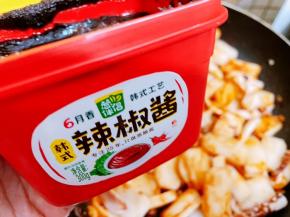 加入六月香韩式辣椒酱翻炒均匀，同时留意锅里的水份是否够，如果不够可以稍微添加一些