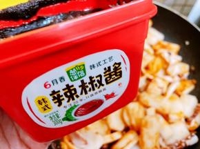 加入六月香韩式辣椒酱翻炒均匀，同时留意锅里的水份是否够，如果不够可以稍微添加一些