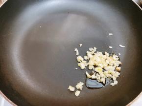 锅里加入少许植物油，放入蒜末爆香