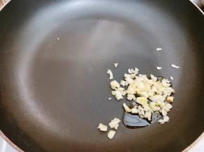 锅里加入少许植物油，放入蒜末爆香