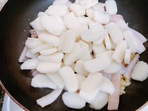 加入年糕翻炒，鱿鱼炒的过程会出水，刚好可以焖熟年糕