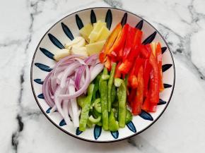 青红椒、洋葱洗净切条。大蒜拍扁，姜切片。