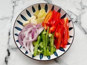 青红椒、洋葱洗净切条。大蒜拍扁，姜切片。