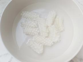 锅中烧开水，加一勺料酒，3片姜，放入鱿鱼煮30秒捞出备用。