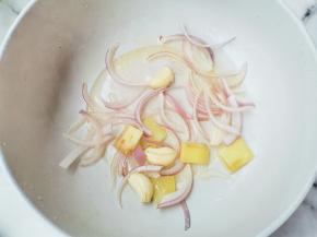 锅加油烧至四五成热，放入姜蒜洋葱炒出香味，