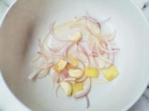 锅加油烧至四五成热，放入姜蒜洋葱炒出香味，