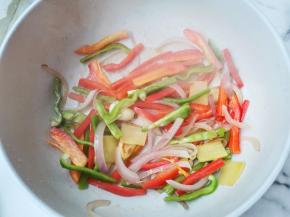 放入青红椒翻炒至断生，