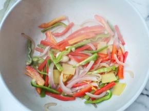 放入青红椒翻炒至断生，