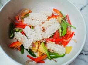 放入鱿鱼大火翻炒入味。