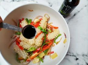 出锅前加2勺生抽，一勺盐，