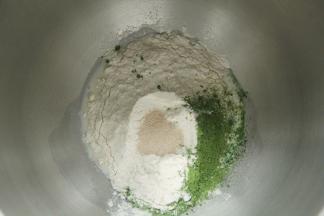 除了盐、黄油，其余材料放入打面桶。酵母不与糖接触。牛奶预留10克看成团情况加。