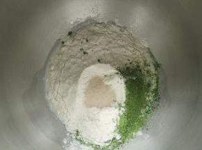 除了盐、黄油，其余材料放入打面桶。酵母不与糖接触。牛奶预留10克看成团情况加。