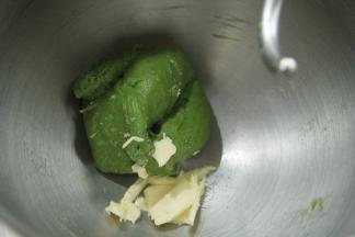 开1档混合成团，转4-5档6-8分钟打至粗膜状态，面团略光滑，加盐和黄油。