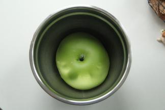 收圆后放入盆中盖保鲜膜，28度，湿度75%发酵至2倍大，手指蘸粉戳洞不立刻塌陷回弹。