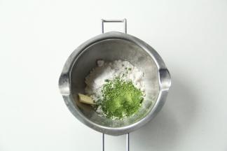 酥粒部分材料带手套，搓成松散颗粒状。