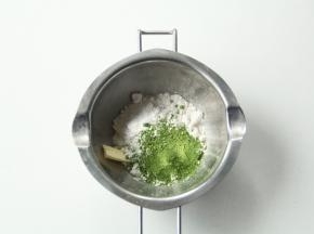 酥粒部分材料带手套，搓成松散颗粒状。