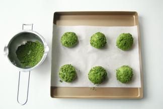 松弛好的面团，表面喷一点点水，光滑面蘸满酥粒，排入垫了油纸的烤盘。