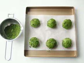 松弛好的面团，表面喷一点点水，光滑面蘸满酥粒，排入垫了油纸的烤盘。