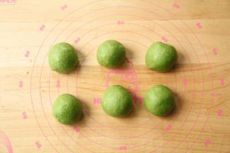 轻轻按压排气，分成6等份，滚圆盖保鲜膜松弛10分钟。