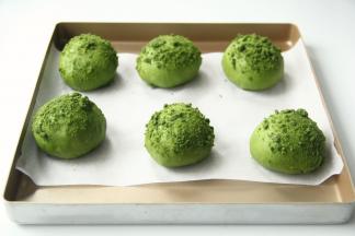 轻按表面，回弹缓慢，提前5分钟取出，预热烤箱上下180度。