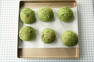 烤盘出炉轻振出热气，冷凉。